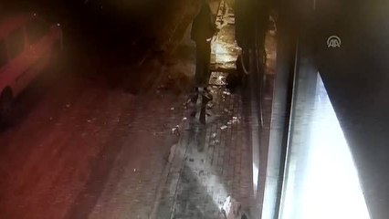 Bursa'da pastaneden hırsızlık girişimi güvenlik kameralarına yansıdı