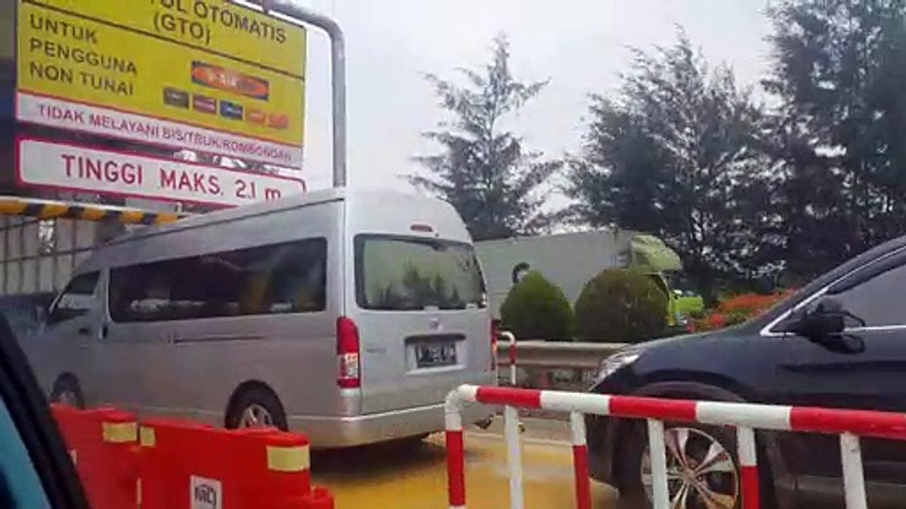 KEJADIAN UNIK -SOPIR GAGAL PAHAM DI PINTU TOLL