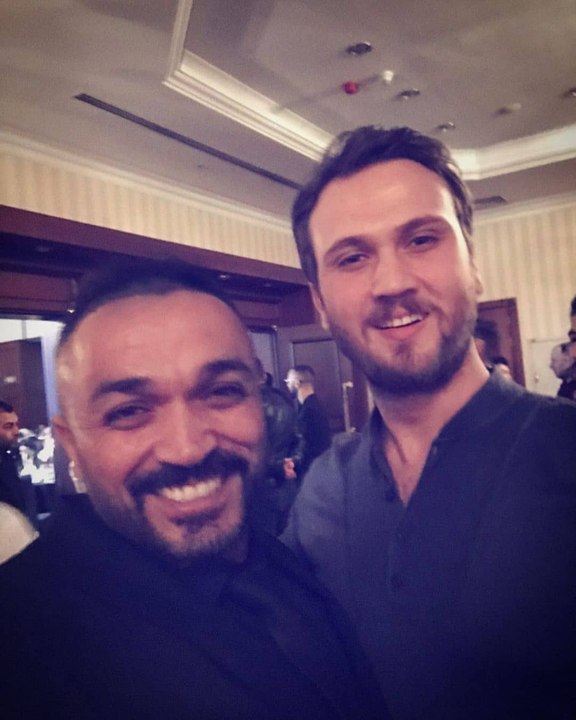 موقف مضحك يتعرض له بطل الحفرة خلال جائزة أفضل ممثل