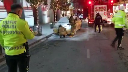 Taksim’de ticari taksi yandı, esnaf yangın tüpleriyle müdahale etti