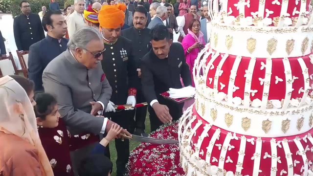 जोधपुर के पूर्व नरेश गज सिंह के जन्मदिन पर तलवार से काटा 265 किलो का केक, VIDEO