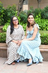 Скачать видео: Chhapaak Promotions: Deepika Padukone Shines Like A Star With Director Meghna Gulzar In Mumbai