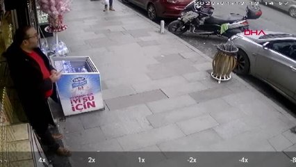 Kağıthane'de soyguncular camı kıramayınca böyle kaçtı