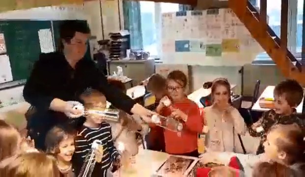 Distribution de gourdes aux enfants de Frasnes-Lez-Anvaing