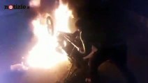 Iran, monta la protesta contro il regime islamico: a fuoco una base paramilitare | Notizie.it
