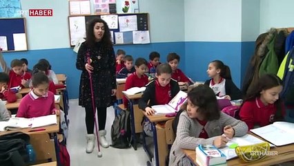 Görme engelli öğretmenin en büyük yardımcısı öğrencileri