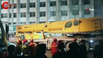 Çin’de yol çöktü, otobüs içine düştü