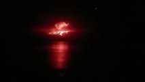 Espectacular imagen del volcán ecuatoriano de La Cumbre entrando en erupción