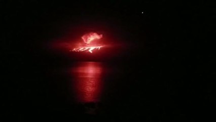 Espectacular imagen del volcán ecuatoriano de La Cumbre entrando en erupción