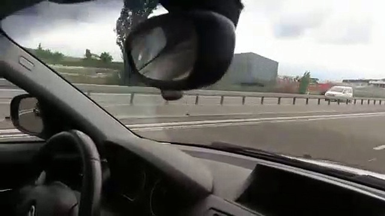 Sur une autoroute, un conducteur se fait doubler... par une formule 1