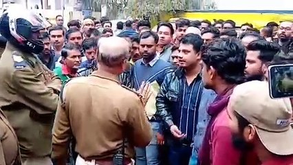 व्यापारियों ने घेरा थाना, चाकूबाज व्यापारी पर कार्रवाई की मांग