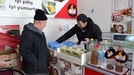 Sahipsiz köpeklere şefkatle bakıyor