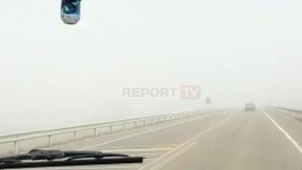Korça ‘pushtohet’ nga mjegulla, policia apel shoferëve Shmangin lëvizjet e panevojshme