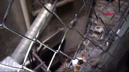 Beyoğlu'ndaki tarihi apartman tehlike saçıyor