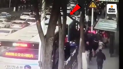 सड़क धंसने से बस गड्ढे में गिरी; 6 लोगों की मौत