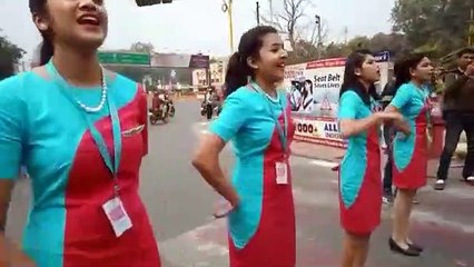सड़क पर उतरी एयर होस्टेस, ट्रैफिक नियमों का पालन करने दी सीख
