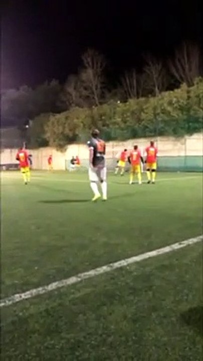 Le coup franc de Francesco Totti au foot à 8 en Italie à 43 ans !