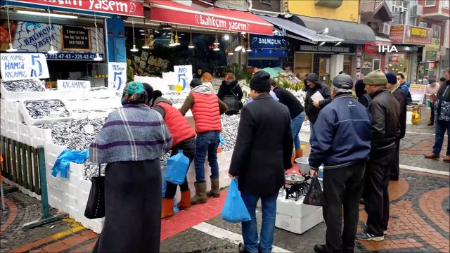 5 liralık hamsiyi alabilmek için birbirleriyle yarıştılar