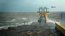 Fırtınada denize giren adamın zor anları
