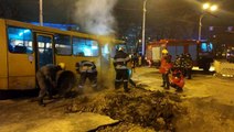 Ukrayna'da sıcak su borusunun patlaması sonucu asfalt çöktü: 6 yaralı