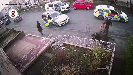 İngiliz polisi, teslim olan şüpheliyi darp ederek gözaltına aldı