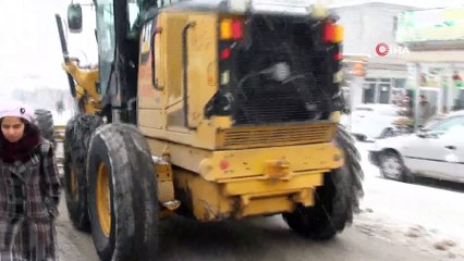 Kar tatilini fırsat bilen çocukların kızak keyfi