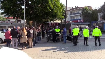 Motosiklet sürücülerine dağıtılan kasklarla uyarı yapıldı