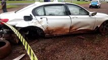 Motorista bate BMW em muro e depois causa transtorno em rodovia