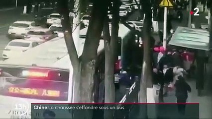 Chine: La chaussée s'effondre sous un bus et le précipite dans un trou de 10 mètres de profondeur - Six morts - VIDEO