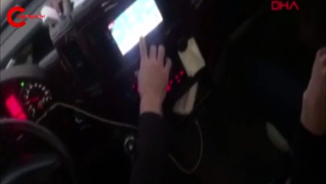 Minibüs şoförünün direksiyon başındaki hareketi pes dedirtti!