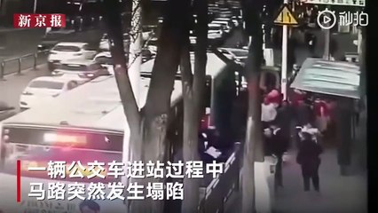 En Chine, un énorme gouffre dans la chaussée englouti un bus et tue 6 personnes