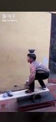 Un enfant en équilibre met des bols sur sa tête