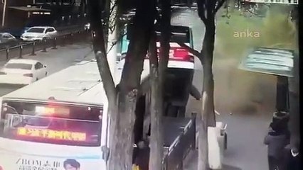 Çin’de yolcu otobüsü durakta yolcuları aldığı sırada yol çöktü