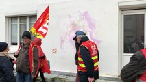 Des manifestants face à la permanence du député Stéphane Travert