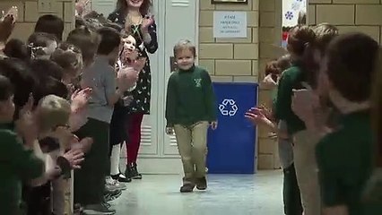 Un enfant de 6 ans survit au cancer, découvrez la surprise de toute son école