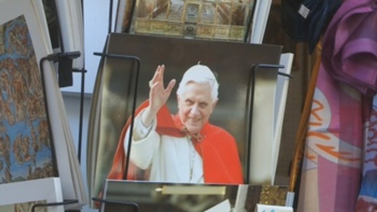 Benedicto XVI pide retirar su firma del polémico libro que defiende celibato