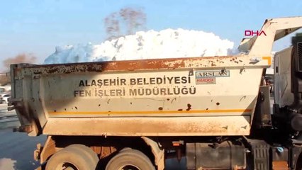 Manisa alaşehir ilçe merkezine taşınan kar mutlu etti