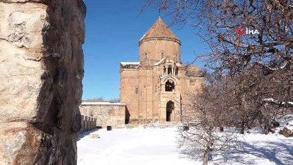 Akdamar Adası beyaz gelinliğini giydi