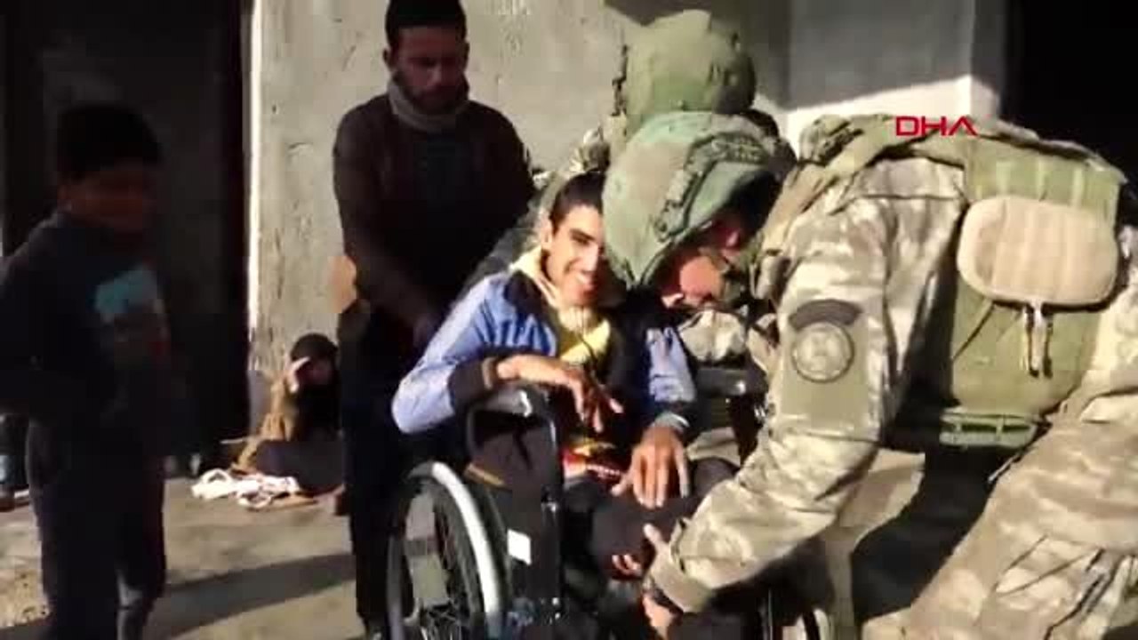 Ankara mehmetçik, barış pınarı bölgesinde ihtiyaç sahiplerine tekerlekli sandalye yardımı yaptı