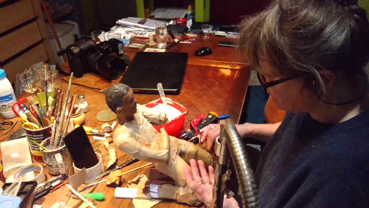 Genou. Carine realise des figurines en papier mâché. Vidéo Eric Ghislain