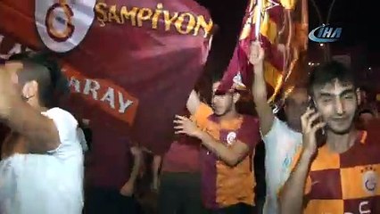 Galatasaray taraftarı Adana caddelerine sığmadı