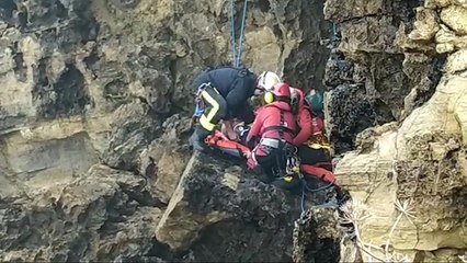 Rescatado un hombre que se cayó por un acantilado en Gijón