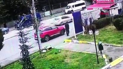 85 yaşındaki kadın çekicinin kaldırdığı araçtan düştü