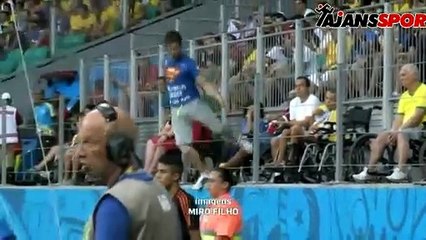 Tekerlekli sandalyeden kalkıp sahaya girdi!