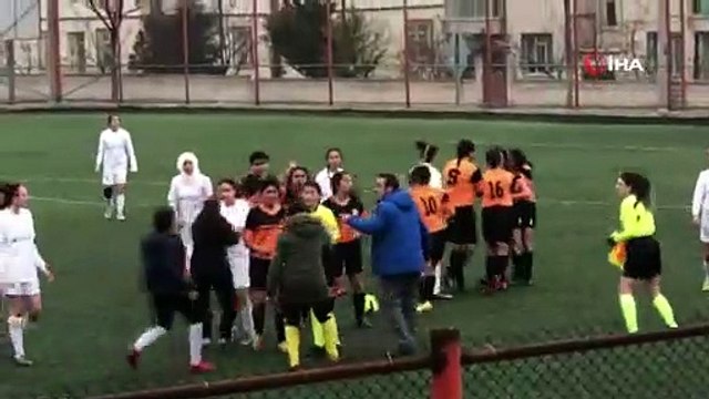 Kırmızı kart gören kadın futbolcu kadın hakeme saldırdı