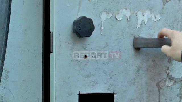 Kabinat elektrike të tensionit të lartë 'han pa porta' Endacakët i kthejnë në strehë, fëmijët në loj