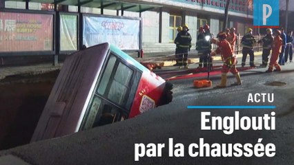 Un bus avalé par la chaussée en Chine fait plusieurs morts