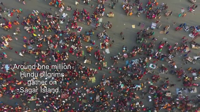 A million Hindus gather to take 'holy dip' in the Ganges