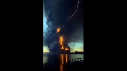 Une éruption d'un volcan mixée avec des éclairs