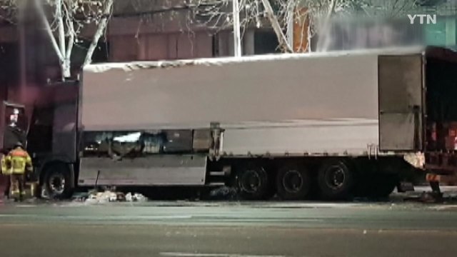 고속도로 위 대형 택배 화물차 화재...운전자 1명 대피 / YTN